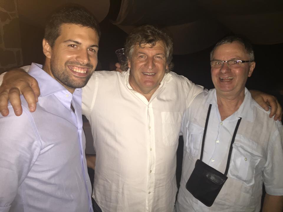 Il passato e il futuro dei Bettarini nel Tarcento Basket. Qui Lorenzo abbraccia suo figlio Alessio e il presidente Alessandro Tesini
